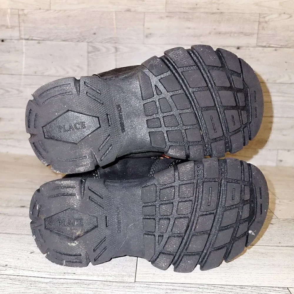 Children's Place snow boots size 8. ^